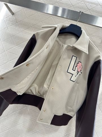 ÁO KHOÁC NỮ L V DÁNG SHORT VARSITY PATCH CHỮ & HOA NỔI – LÊN FORM SANG XỊN