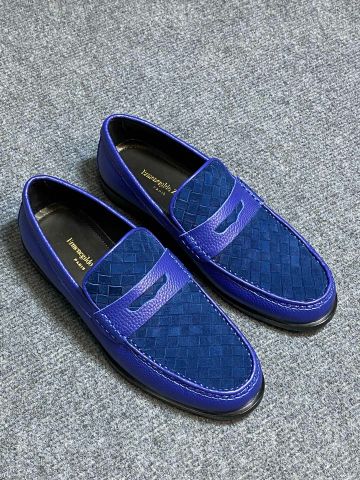 Giày loafer mảng đan thủ công nổi trên vamp tạo chiều sâu & nhận diện khác biệt ngay ánh nhìn đầu tiên