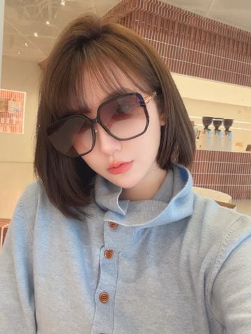 KÍNH MẮT NỮ L V DÁNG VUÔNG OVERSIZE GỌNG BẢN LỚN CẦU KIM LOẠI DÂY XÍCH SANG TRỌNG