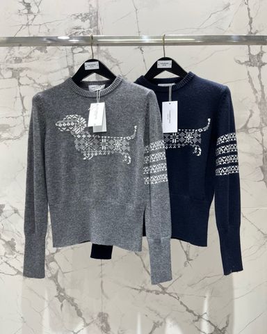 ÁO LEN UNISEX TB HỌA TIẾT TUYẾT & CHÓ LẠP XƯỞNG 4 SỌC BIỂU TƯỢNG – DÁNG CREWNECK THANH LỊCH