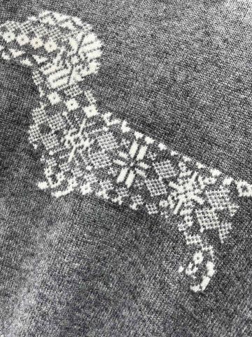 ÁO LEN UNISEX TB HỌA TIẾT TUYẾT & CHÓ LẠP XƯỞNG 4 SỌC BIỂU TƯỢNG – DÁNG CREWNECK THANH LỊCH