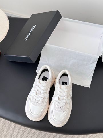 GIÀY NỮ SNEAKER CHAN* 25C TRẮNG – PHOM CHUNKY, LOGO ĐÔI C NỔI