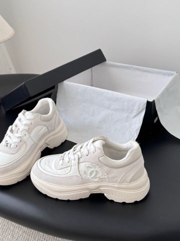 GIÀY NỮ SNEAKER CHAN* 25C TRẮNG – PHOM CHUNKY, LOGO ĐÔI C NỔI