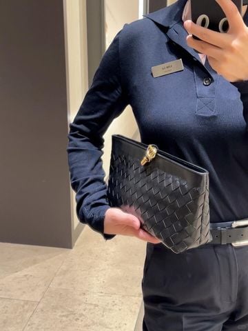 TÚI CẦM TAY NỮ B V ANDIAMO BOAT POUCH – DA CỪU NAPPA ĐAN INTRECCIATO, NÚT THẮT KIM LOẠI BIỂU TƯỢNG