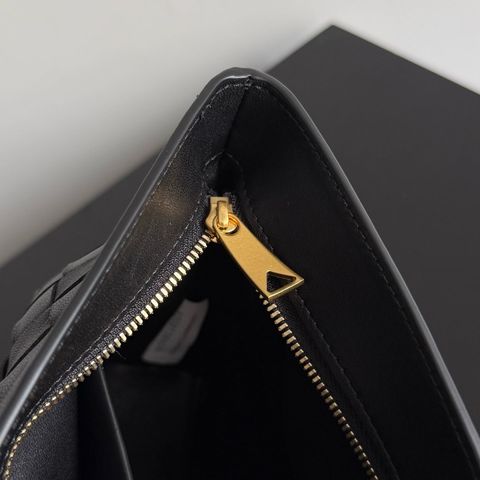 TÚI CẦM TAY NỮ B V ANDIAMO BOAT POUCH – DA CỪU NAPPA ĐAN INTRECCIATO, NÚT THẮT KIM LOẠI BIỂU TƯỢNG