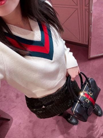 ÁO LEN NỮ GC DÁNG V-NECK VIỀN SỌC VINTAGE TÔN XƯƠNG KHÓA THON GỌN