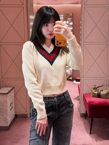 ÁO LEN NỮ GC DÁNG V-NECK VIỀN SỌC VINTAGE TÔN XƯƠNG KHÓA THON GỌN