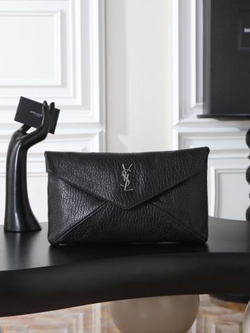 TÚI CẦM TAY NỮ YSL DÁNG ENVELOPE LOGO CASSANDRE – TỐI GIẢN SANG TRỌNG