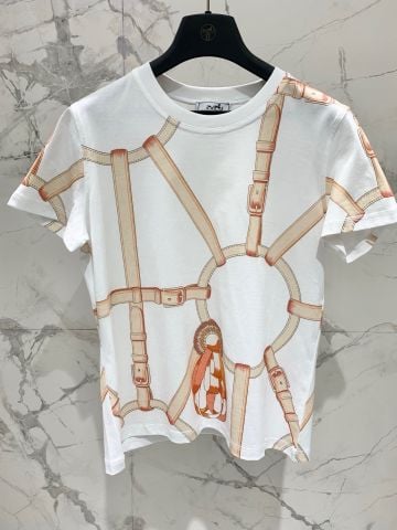 ÁO THUN NỮ H M “BRIDLE PRINT” – HOẠ TIẾT DÂY CƯƠNG CỰC SANG, PHOM SUÔNG DỄ MẶC, CHẤT COTTON MỊN THOÁNG