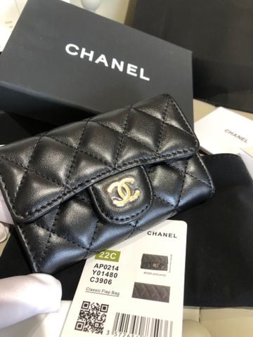 VÍ ĐỰNG THẺ NỮ CN CLASSIC FLAP CHẦN TRÁM DA CỪU KHÓA CC KIM LOẠI