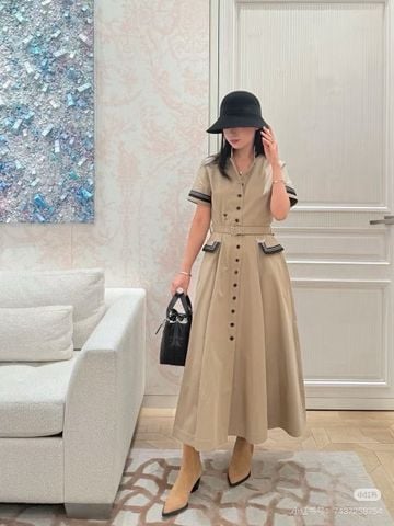 ĐẦM NỮ DIO* MIDI CỔ ĐỨNG VIỀN KẺ – CÀI NÚT & THẮT LƯNG TÔN EO