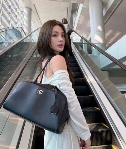 TÚI XÁCH NỮ CH* LARGE BOWLING BAG DA BÊ ĐEN PHOM DÀI CỔ ĐIỂN