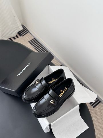 GIÀY NỮ LOAFER CHAN  – DA TRẮNG TINH, KHÓA CC KIM LOẠI*