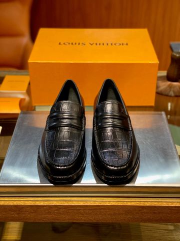 GIÀY NAM LOAFER L V MAJOR ĐAI NGANG VÂN CÁ SẤU NHẬN DIỆN, PHOM QUÝ ÔNG SẮC NÉT