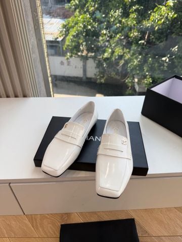 GIÀY LOAFER NỮ C N PHOM VUÔNG DA BÓNG GÓT THẤP – VẺ ĐẸP CỔ ĐIỂN ĐƯỢC LÀM MỚI ĐẦY KHÍ CHẤT