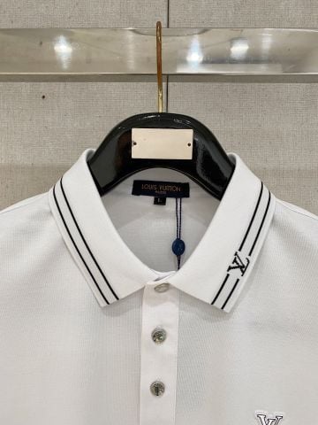 ÁO POLO NAM L V CỔ VIỀN SỌC SIGNATURE – LOGO THÊU NỔI TINH GỌN