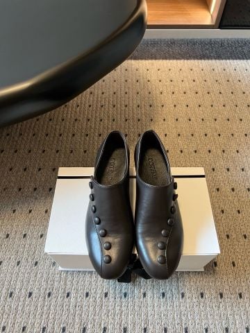 GIÀY PUMP NỮ T M PHOM LOAFER CỔ ĐIỂN ĐÍNH CÚC BỌC DA, GÓT KITTEN 3,5CM