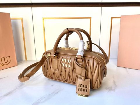 TÚI XÁCH NỮ MM DÁNG BOWLING MATELASSÉ – FORM MINI SẮC NÉT, LOGO KIM LOẠI NỔI BẬT