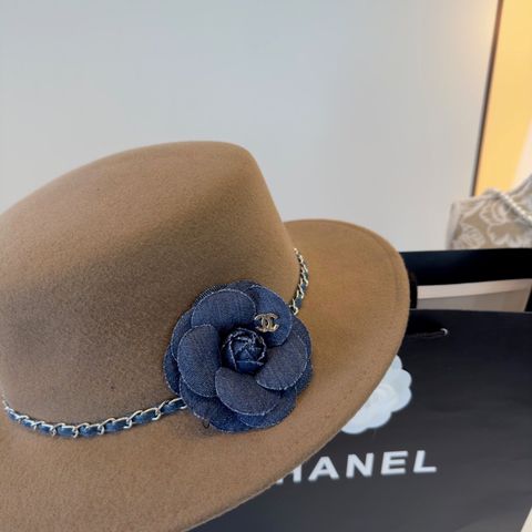 MŨ NỮ CHANEL* NỈ LEN THU ĐÔNG DÁNG PHẲNG – HOA CAMELLIA, VIỀN XÍCH