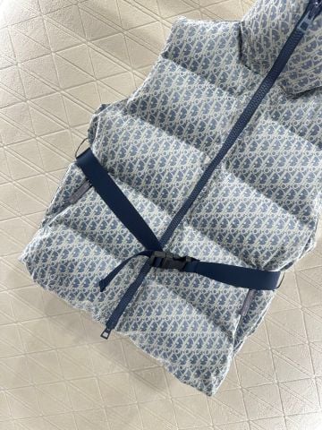 ÁO GILE NỮ DIO THU ĐÔNG  – LÔNG VŨ JACQUARD MONOGRAM, CỔ ĐỨNG & ĐAI EO