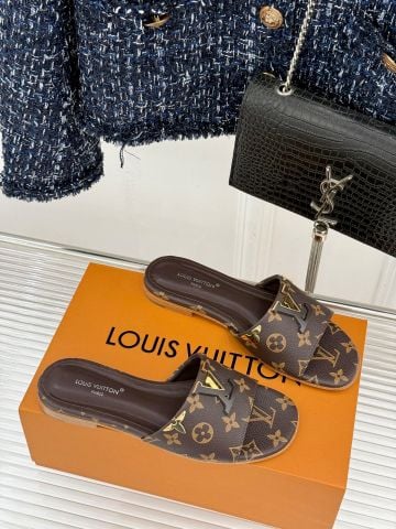 DÉP NỮ L V LOCK IT FLAT MULE MONOGRAM CANVAS KHÓA KIM LOẠI VÀNG SANG TRỌNG
