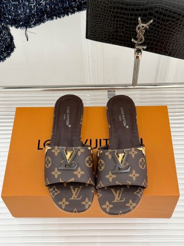 DÉP NỮ L V LOCK IT FLAT MULE MONOGRAM CANVAS KHÓA KIM LOẠI VÀNG SANG TRỌNG