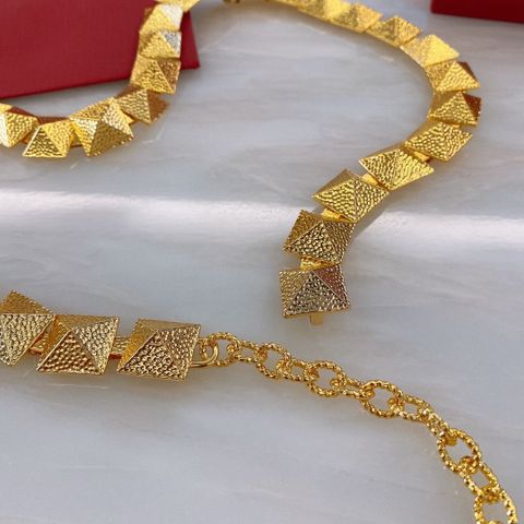 THẮT LƯNG NỮ VALEN ROMAN STUD VÀNG CỔ ĐIỂN