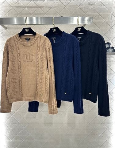 ÁO LEN NỮ CN CỔ TRÒN DỆT CÁP TWIST CHỮ C NỔI 3D – PHOM THU GỌN SANG GỌN