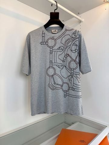 ÁO THUN NAM H M HỌA TIẾT “HORSE BIT” THÊU NỔI PHOM HƠI RỘNG CỔ TRÒN