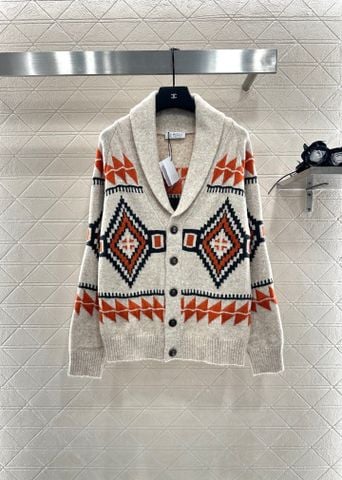 ÁO LEN CARDIGAN NỮ BC* HỌA TIẾT GEOMETRIC, CỔ BẺ NÚT HUY HIỆU