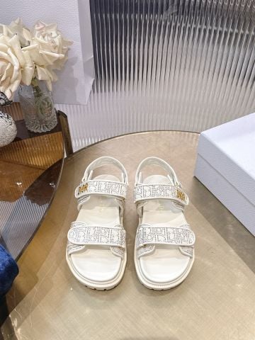 SANDAL NỮ DI* QUAI DÁN HỌA TIẾT OBLIQUE ĐẾ RĂNG CƯA NỔI BẬT