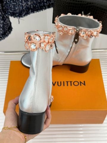 BOOT HỞ MŨI NỮ L V DÁNG CỔ LỬNG ĐÍNH ĐÁ PHA LÊ VIỀN CỔ CHÂN GÓT VUÔNG THANH LỊCH