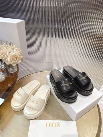 DÉP NỮ DI* ĐẾ XUỒNG TÔN DÁNG LOGO KIM LOẠI NỔI BẬT