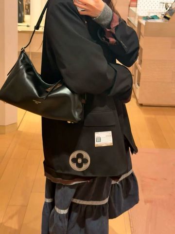 TÚI XÁCH NỮ L V CARRYALL EAST-WEST DÁNG THON DÀI – DA CỪU MỀM MỊN, ĐIỂM MONOGRAM SANG TINH TẾ