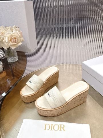 SANDAL ĐẾ XUỒNG NỮ DR LOGO THÊU NỔI ĐẾ BẦN TÔN DÁNG