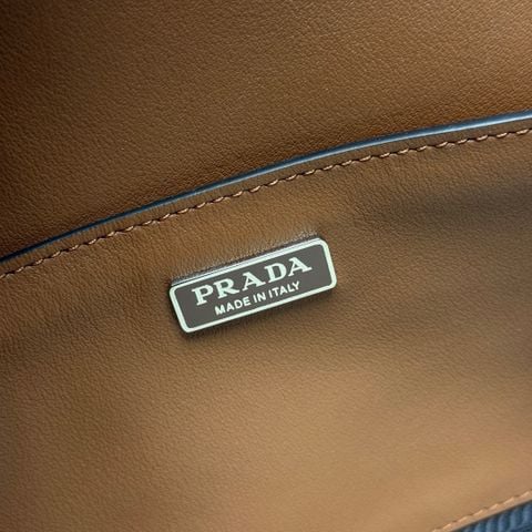 TÚI ĐEO VAI NỮ PRD FLAP LOGO TAM GIÁC BIỂU TƯỢNG – 2 DÂY ĐEO HOÁN ĐỔI, TỐI GIẢN CHÂU ÂU