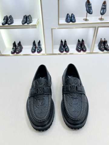 GIÀY NAM LOAFER L V DA BÒ NHẬP KHẨU DẬP HỌA TIẾT MONOGRAM, PHOM SANG GỌN, ĐẾ KHUÔN RIÊNG DÀY DẶN