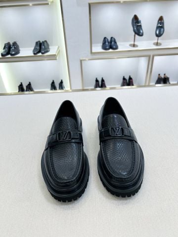 GIÀY NAM LOAFER L V DA VÂN NỔI SIGNATURE, ĐAI TRANG TRÍ CHỮ CÁI NỔI BẬT, ĐẾ LUGSOLE PRIVATE MOLD SANG GỌN
