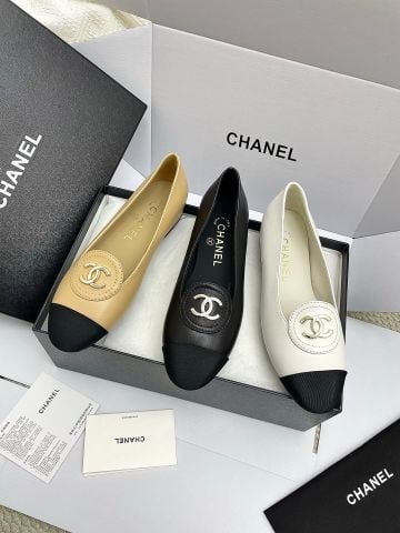 GIÀY BÚP BÊ NỮ CN MŨI PHỐI CAP-TOE LOGO KIM LOẠI THANH LỊCH