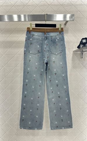 BỘ JEANS NỮ DIO THÊU HOA & CHIM SIGNATURE – DÁNG CROPPED + QUẦN ỐNG ĐỨNG TÔN DÁNG
