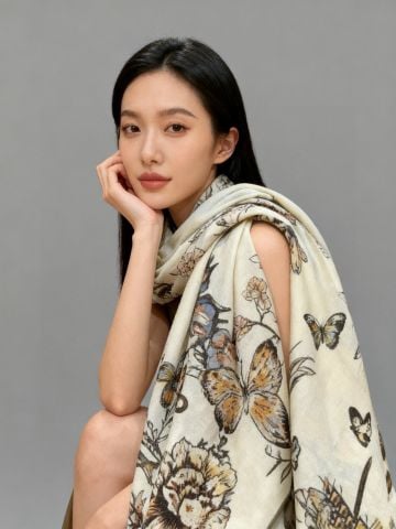 KHĂN QUÀNG UNISEX DIORR  CAMO PAPILLON 135 – LỤA & LEN, VIỀN CUỐN TAY