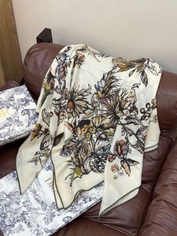 KHĂN QUÀNG UNISEX DIORR  CAMO PAPILLON 135 – LỤA & LEN, VIỀN CUỐN TAY