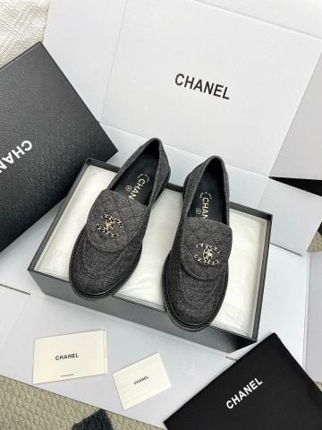 GIÀY LƯỜI NỮ CN CHẤT DENIM CHẦN TRÁM LOGO KIM LOẠI THANH LỊCH