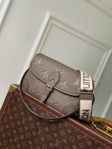TÚI XÁCH NỮ L V DIANE MONOGRAM EMPREINTE DA BÒ VÂN HẠT DẬP NỔI DÂY JACQUARD THÁO RỜI