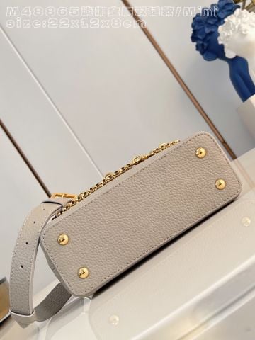 TÚI XÁCH NỮ L V CAPUCINES EAST WEST MINI – DÁNG 22CM THANH LỊCH, QUAI KIM LOẠI SANG TRỌNG, ĐIỂM NHẤN BIỂU TƯỢNG LV