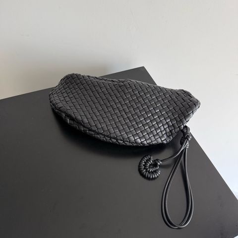 TÚI CLUTCH NỮ B V SMALL ONDA – PHOM VỎ SÒ GỢN SÓNG, DA CỪU NAPPA ĐAN INTRECCIATO CHẦN ĐỆM