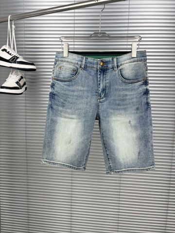 Mang phong cách cá tính và sang trọng, chiếc quần short jean VERSAC*E