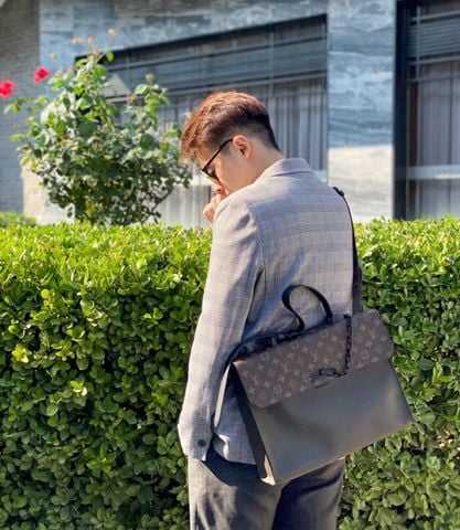 TÚI XÁCH NAM LV* ROBUSTO TAÏGA PHỐI MONOGRAM – KHÓA GHIM STEAMER BIỂU TƯỢNG, FORM CÔNG SỞ LỊCH LÃM