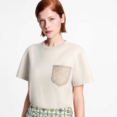 ÁO THUN NAM NỮ L V TÚI NGỰC MONOGRAM DẬP NỔI – FORM GỌN SANG DỄ DIỆN