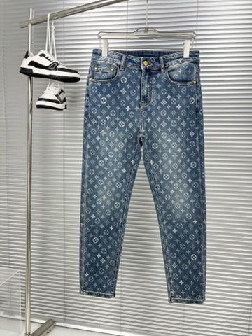 Tỏa sáng phong cách “street luxury” với quần jeans L*V  Monogram